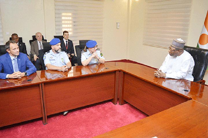 Audiences au cabinet du Premier ministre : Le Chef du Gouvernement s’entretient avec des délégations de l’Union Européenne, d’EUCAP Sahel Niger et de l’Organisation Islamique pour la Sécurité Alimentaire Audiences au cabinet du Premier ministre : Le Chef du Gouvernement s’entretient avec des délégations de l’Union Européenne, d’EUCAP Sahel Niger et de l’Organisation Islamique pour la Sécurité Alimentaire