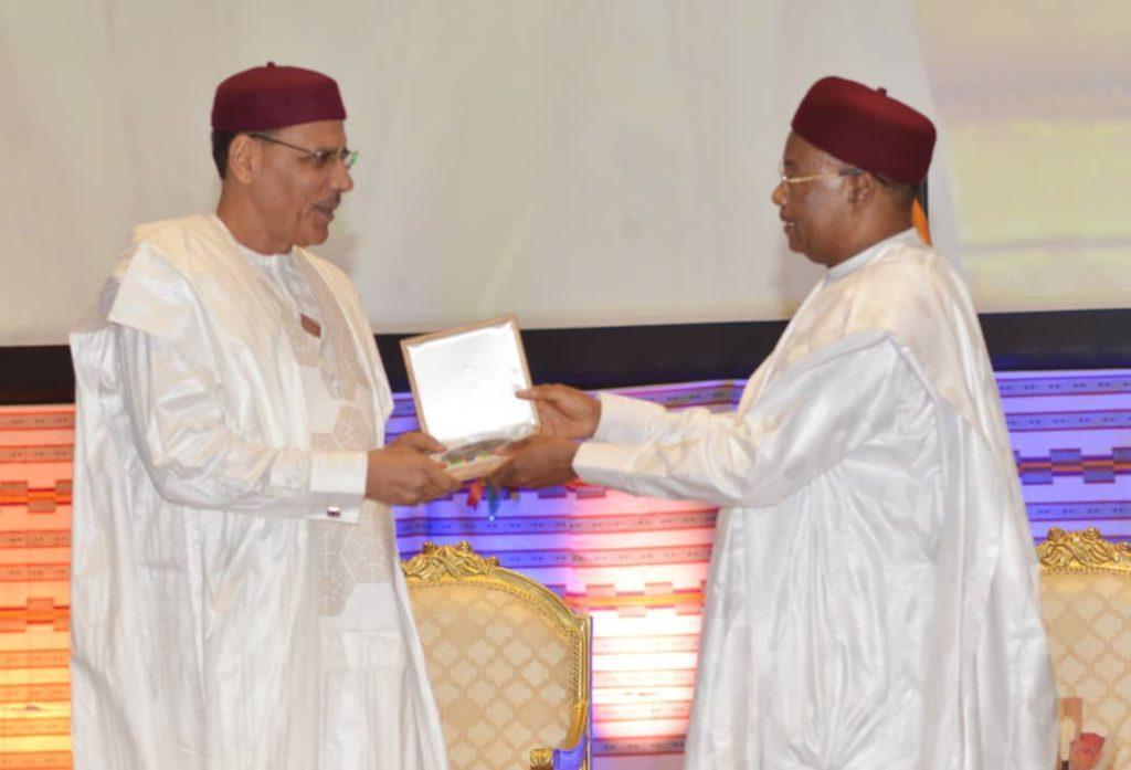 Cérémonie de présentation du trophée du Prix Mo Ibrahim 2021 décerné à l’ancien Président de la République Issoufou Mahamadou : Le Chef de l’Etat Mohamed Bazoum salue au nom des nigériens le leadership avisé du lauréat Cérémonie de présentation du trophée du Prix Mo Ibrahim 2021 décerné à l’ancien Président de la République Issoufou Mahamadou : Le Chef de l’Etat Mohamed Bazoum salue au nom des nigériens le leadership avisé du lauréat