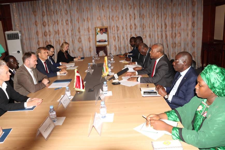 Séance de travail entre les délégations du ministre des Affaires Etrangères et du ministre danois de la Coopération au Développement Séance de travail entre les délégations du ministre des Affaires Etrangères et du ministre danois de la Coopération au Développement