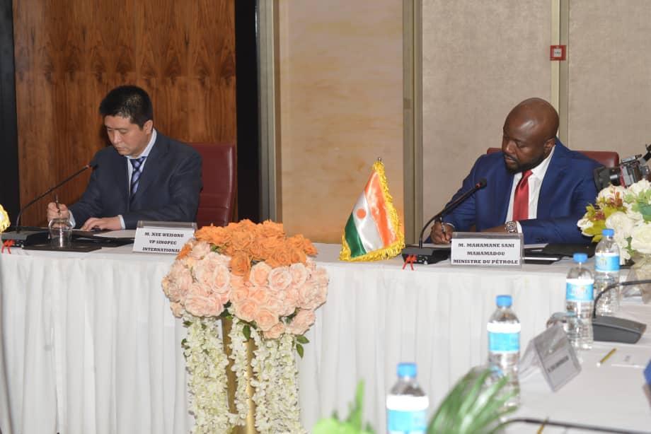 Signature d’un mémorandum d’entente entre l’Etat du Niger et le Groupe SINOPEC : « Le Niger est à présent une destination de choix pour les Groupes pétroliers », assure le ministre du Pétrole, M. Mahamane Sani Mahamadou Signature d’un mémorandum d’entente entre l’Etat du Niger et le Groupe SINOPEC : « Le Niger est à présent une destination de choix pour les Groupes pétroliers », assure le ministre du Pétrole, M. Mahamane Sani Mahamadou