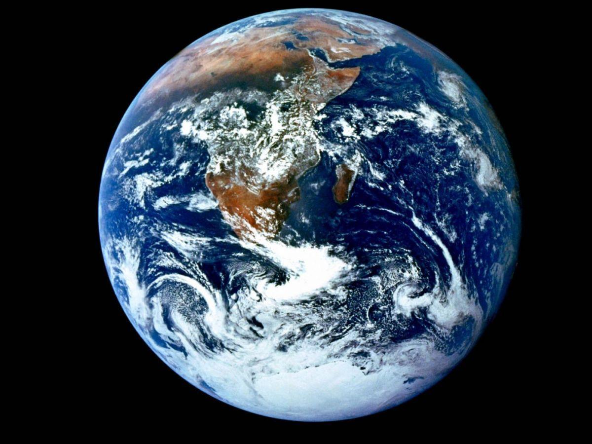 La planète Terre grossit-elle ou perd-elle de la masse ? La planète Terre grossit-elle ou perd-elle de la masse ?
