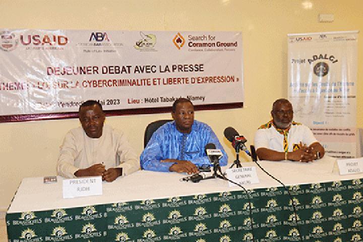 Atelier du Réseau des Journalistes sur la promotion des Droits Humains : Renforcement des capacités des journalistes sur la loi relative à la cybercriminalité Atelier du Réseau des Journalistes sur la promotion des Droits Humains : Renforcement des capacités des journalistes sur la loi relative à la cybercriminalité