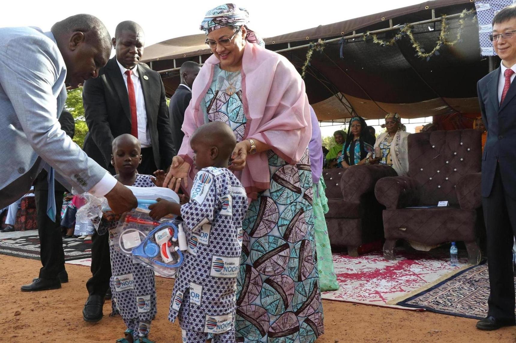 La Fondation Noor et l’Ambassade de Chine au Niger, font un don de divers Kits aux orphelins du Villages SOS, de la Fraternité Notre Dame et du Centre des enfants en difficulté familiale La Fondation Noor et l’Ambassade de Chine au Niger, font un don de divers Kits aux orphelins du Villages SOS, de la Fraternité Notre Dame et du Centre des enfants en difficulté familiale