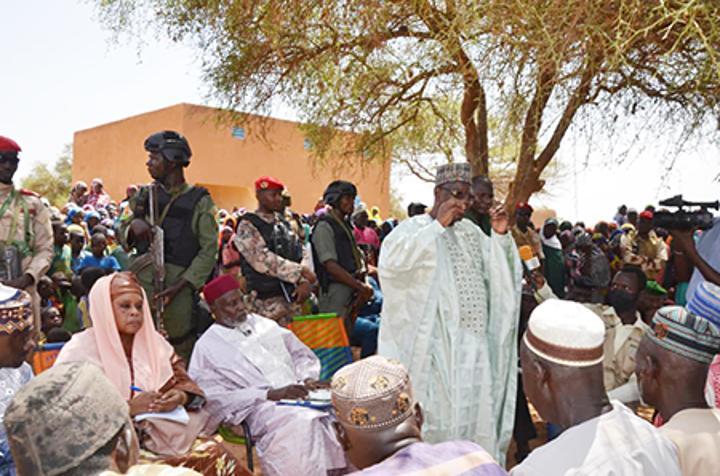 Visite du ministre de l’Intérieur et de la Décentralisation à Anzourou : Inviter les populations à cultiver la paix et le vivre ensemble Visite du ministre de l’Intérieur et de la Décentralisation à Anzourou : Inviter les populations à cultiver la paix et le vivre ensemble
