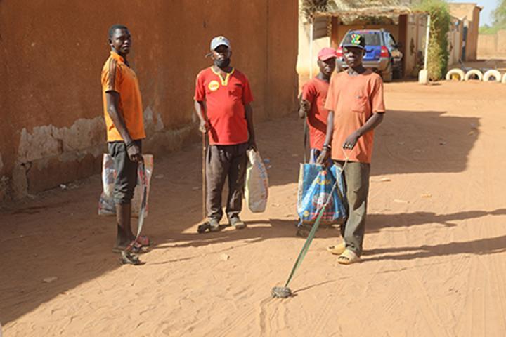 Débrouillardise : Ces jeunes qui gagnent leurs vies en sillonnant les rues de Niamey avec des aimants Débrouillardise : Ces jeunes qui gagnent leurs vies en sillonnant les rues de Niamey avec des aimants