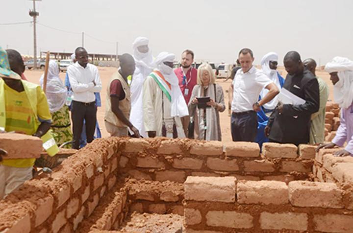 Mission de travail de la délégation de l’Union Européenne et de l’Ambassade d’Italie au Niger à Agadez : Evaluer la mise en œuvre des projets inscrits dans le cadre du programme D.E.S.E.R.T Mission de travail de la délégation de l’Union Européenne et de l’Ambassade d’Italie au Niger à Agadez : Evaluer la mise en œuvre des projets inscrits dans le cadre du programme D.E.S.E.R.T