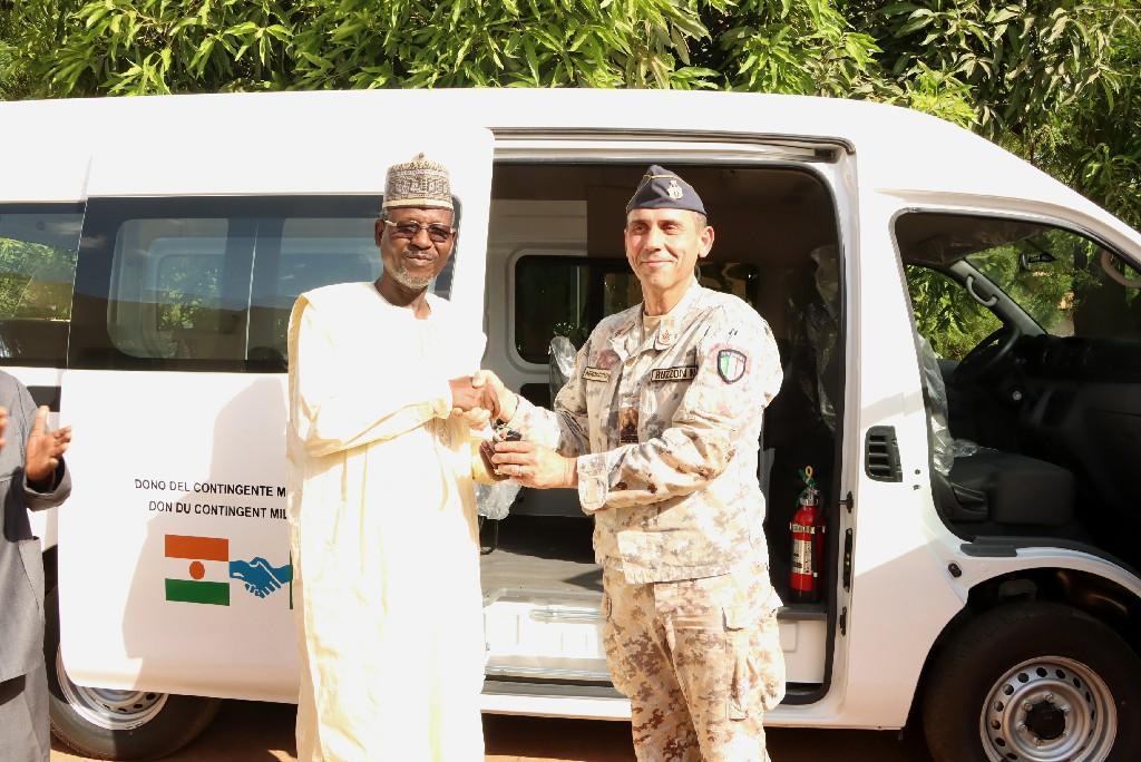 Don d’un minibus de la Mission bilatérale de soutien d’Italie au ministère de l’Action humanitaire Don d’un minibus de la Mission bilatérale de soutien d’Italie au ministère de l’Action humanitaire