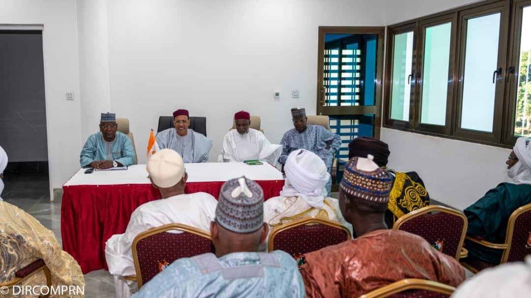 Le Président Bazoum reçoit une délégation des Chefs Traditionnels de la Région de Tillabéri Le Président Bazoum reçoit une délégation des Chefs Traditionnels de la Région de Tillabéri