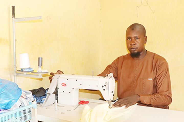 Initiative : Ibrahim Oumarou, un couturier aux multiples casquettes Initiative : Ibrahim Oumarou, un couturier aux multiples casquettes