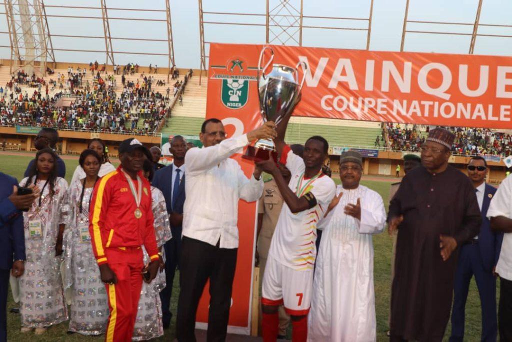 Finale de la Coupe Nationale de football : Le Président de la République, SEM Mohamed Bazoum a assisté au match remporté par l’AS GNN face à l’AS Douanes Finale de la Coupe Nationale de football : Le Président de la République, SEM Mohamed Bazoum a assisté au match remporté par l’AS GNN face à l’AS Douanes