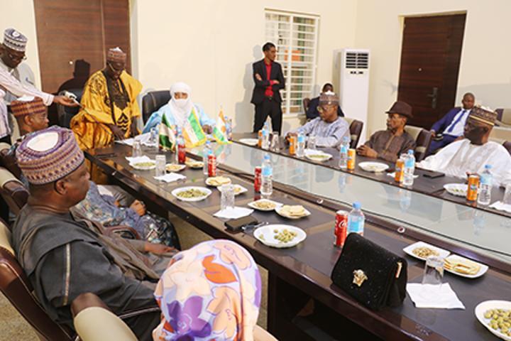 Cérémonie de décoration à titre posthume de l’ancien Secrétaire Général de la Commission Mixte Nigéro- Nigériane de coopération : Feu Rabiu Akawu élevé au grade de Commandeur dans l’ordre National du mérite du Niger Cérémonie de décoration à titre posthume de l’ancien Secrétaire Général de la Commission Mixte Nigéro- Nigériane de coopération : Feu Rabiu Akawu élevé au grade de Commandeur dans l’ordre National du mérite du Niger