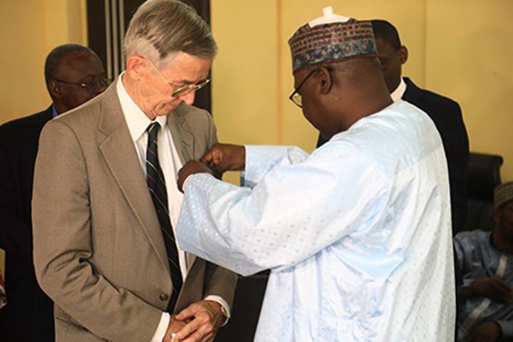 Cérémonie de distinction au Ministère de la Santé Publique : Dr Anders Seim honoré par le Niger pour l’apport de son ONG à la réduction de la mortalité maternelle Cérémonie de distinction au Ministère de la Santé Publique : Dr Anders Seim honoré par le Niger pour l’apport de son ONG à la réduction de la mortalité maternelle