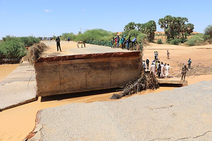 Visite du ministre de l’Equipement sur la route Niamey-Namaro : Constater de visu l’ampleur des dégâts et réfléchir sur des mesures urgentes Visite du ministre de l’Equipement sur la route Niamey-Namaro : Constater de visu l’ampleur des dégâts et réfléchir sur des mesures urgentes