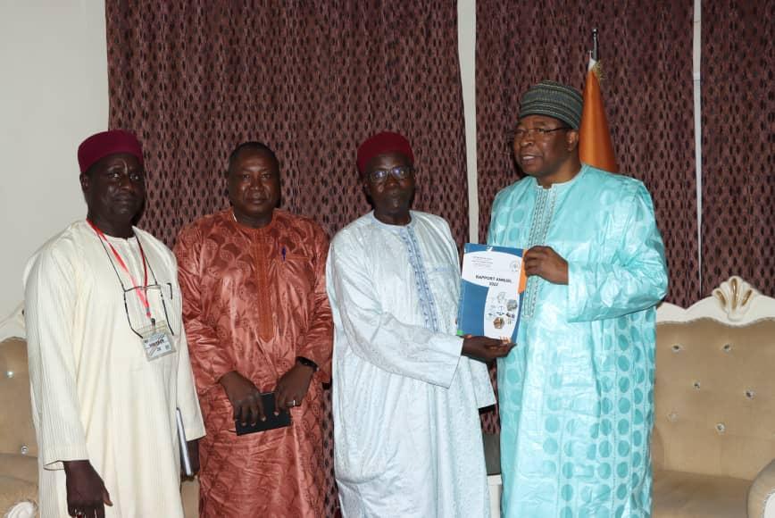 le président par intérim de l’ARSN remet le rapport Annuel de son institution au Premier Ministre le président par intérim de l’ARSN remet le rapport Annuel de son institution au Premier Ministre