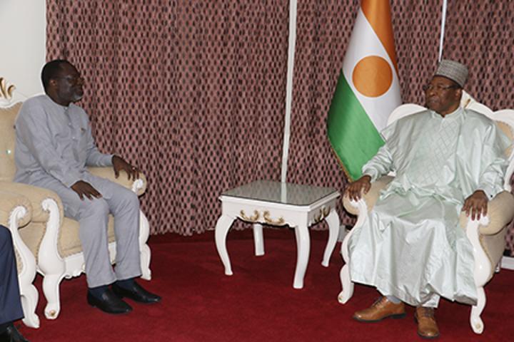 A la Primature : Le Chef du gouvernement s’entretient avec le président de la Commission de la CEDEAO et l’ambassadeur de l’Allemagne en fin de mission au Niger A la Primature : Le Chef du gouvernement s’entretient avec le président de la Commission de la CEDEAO et l’ambassadeur de l’Allemagne en fin de mission au Niger