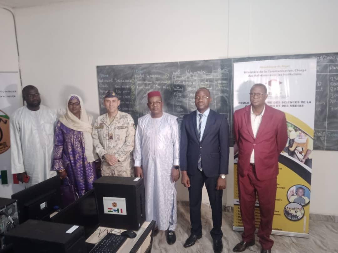 La ‘’mission italienne de soutien au Niger’’ (militaire) offre un lot de matériels informatiques à l’ESCCOM La ‘’mission italienne de soutien au Niger’’ (militaire) offre un lot de matériels informatiques à l’ESCCOM