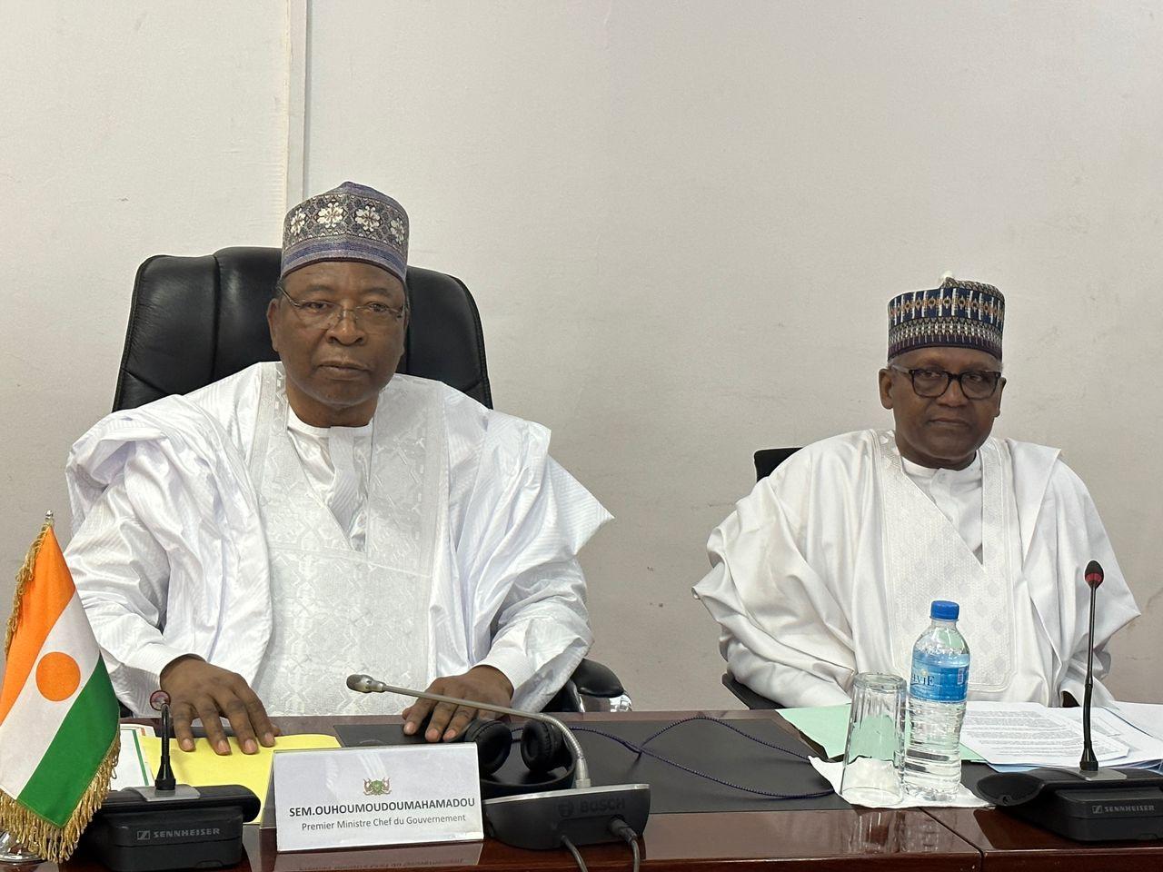 Niamey : le Premier Ministre et les présidents des Fondations Bill gates et Aliko Dangote discutent de vaccination et d’éradication de la Poliomyélite Niamey : le Premier Ministre et les présidents des Fondations Bill gates et Aliko Dangote discutent de vaccination et d’éradication de la Poliomyélite