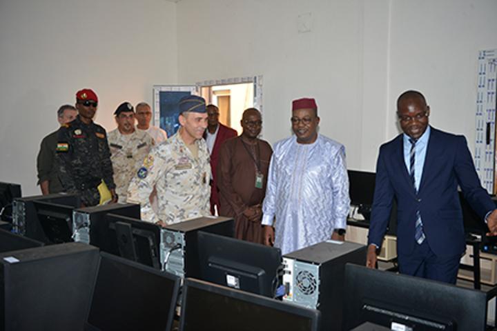 Remise de matériel informatique au profit de l’ESSCOM : Une contribution à l’amélioration de la qualité de la formation pratique des étudiants Remise de matériel informatique au profit de l’ESSCOM : Une contribution à l’amélioration de la qualité de la formation pratique des étudiants
