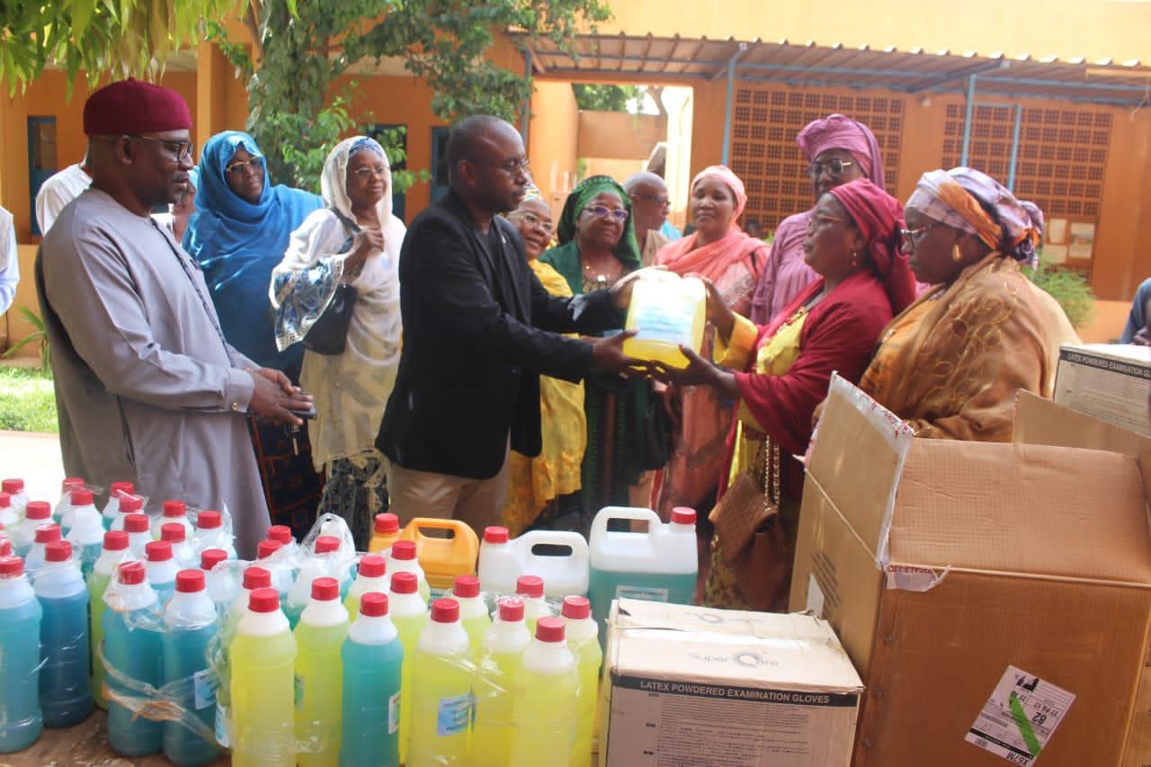 Niger : Le Réseau des Femmes Parlementaires fait don de produits alimentaires et pharmaceutiques à l'hôpital National Amirou Diallo de Niamey Niger : Le Réseau des Femmes Parlementaires fait don de produits alimentaires et pharmaceutiques à l'hôpital National Amirou Diallo de Niamey