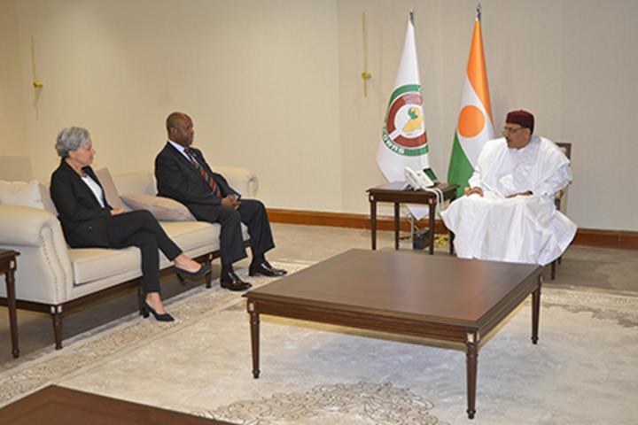 A la Présidence de la République : Le Chef de l’Etat reçoit le nouveau Représentant Spécial des Nations Unies pour l’Afrique de l’Ouest et le Sahel et l’ambassadeur d’Allemagne en fin de mission au Niger A la Présidence de la République : Le Chef de l’Etat reçoit le nouveau Représentant Spécial des Nations Unies pour l’Afrique de l’Ouest et le Sahel et l’ambassadeur d’Allemagne en fin de mission au Niger