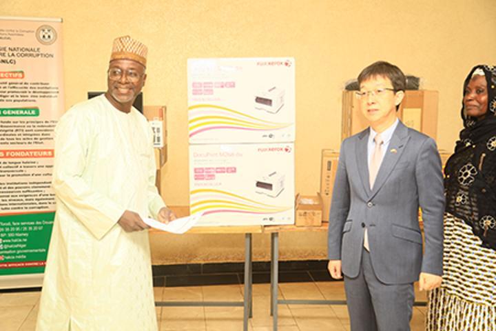 Coopération Niger-Chine dans la lutte contre la corruption : Du matériel informatique offert par l’Ambassade de Chine à la HALCIA Coopération Niger-Chine dans la lutte contre la corruption : Du matériel informatique offert par l’Ambassade de Chine à la HALCIA