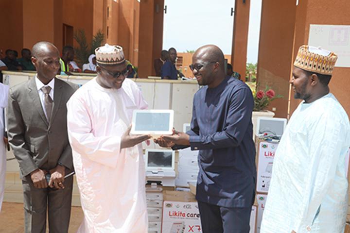 Réception d’équipements sanitaires à l’Hôpital général de référence de Niamey : 71 moniteurs de surveillance multiparamétrique entièrement produits par une start-up nigérienne Réception d’équipements sanitaires à l’Hôpital général de référence de Niamey : 71 moniteurs de surveillance multiparamétrique entièrement produits par une start-up nigérienne