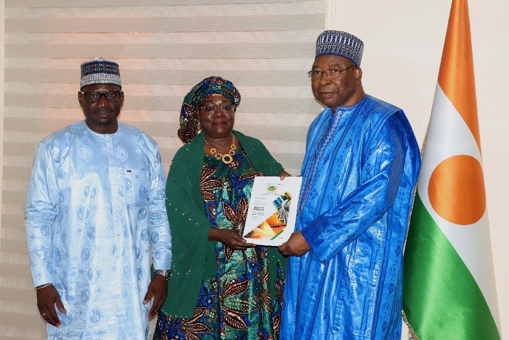 Le Premier ministre Ouhoumoudou Mahamadou reçoit le rapport d’activités de l’ARST au titre de l’année 2022 Le Premier ministre Ouhoumoudou Mahamadou reçoit le rapport d’activités de l’ARST au titre de l’année 2022