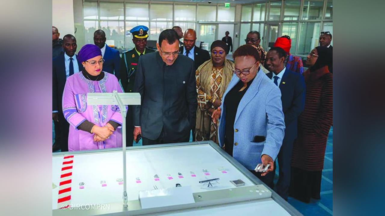 Poursuite de la visite de travail du Président de la République au Botswana : Le Chef de l’Etat visite une industrie diamantifère et une ferme modèle de production animale Poursuite de la visite de travail du Président de la République au Botswana : Le Chef de l’Etat visite une industrie diamantifère et une ferme modèle de production animale