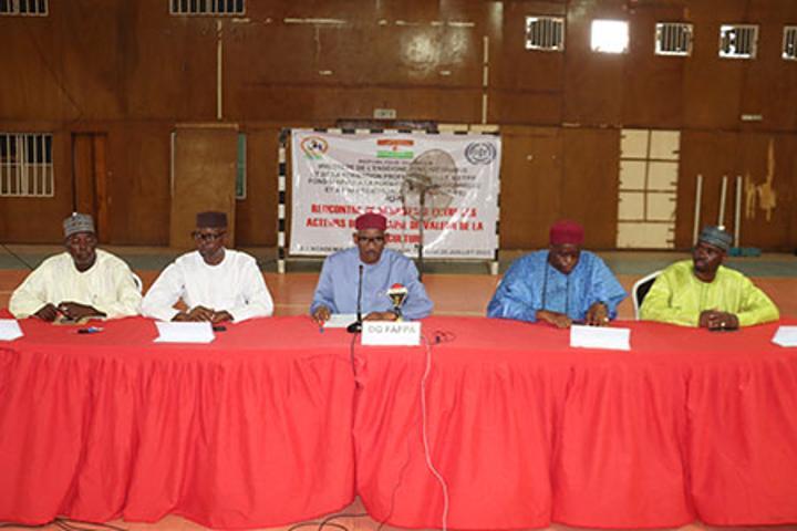 Rencontre de réseautage ente les acteurs de la chaine de valeur de la Pisciculture : 411 bénéficiaires parmi les réfugiés et les communautés d’accueil le long du fleuve Niger prévus pour être formés Rencontre de réseautage ente les acteurs de la chaine de valeur de la Pisciculture : 411 bénéficiaires parmi les réfugiés et les communautés d’accueil le long du fleuve Niger prévus pour être formés