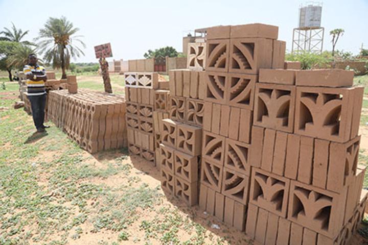 Initiative – Issaka Idi Almoustapha: La fabrication d’objets décoratifs comme alternative pour l’étudiant philosophe Initiative – Issaka Idi Almoustapha: La fabrication d’objets décoratifs comme alternative pour l’étudiant philosophe
