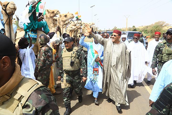 Poursuite de la visite de travail du Président de la République dans la région de Tahoua : Le Président Mohamed Bazoum inaugure la section Tahoua-Tabalak de la RTA Poursuite de la visite de travail du Président de la République dans la région de Tahoua : Le Président Mohamed Bazoum inaugure la section Tahoua-Tabalak de la RTA
