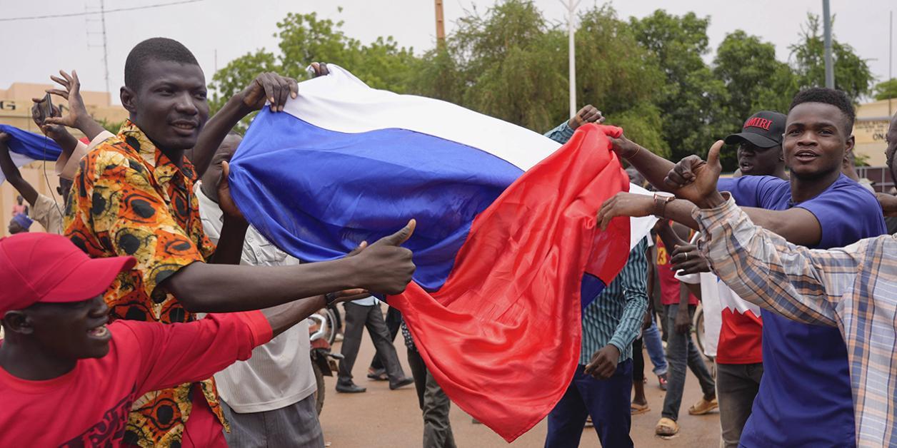 Au Niger, drapeaux russes et manifestations pro-putschistes après le coup d’État contre Bazoum Au Niger, drapeaux russes et manifestations pro-putschistes après le coup d’État contre Bazoum