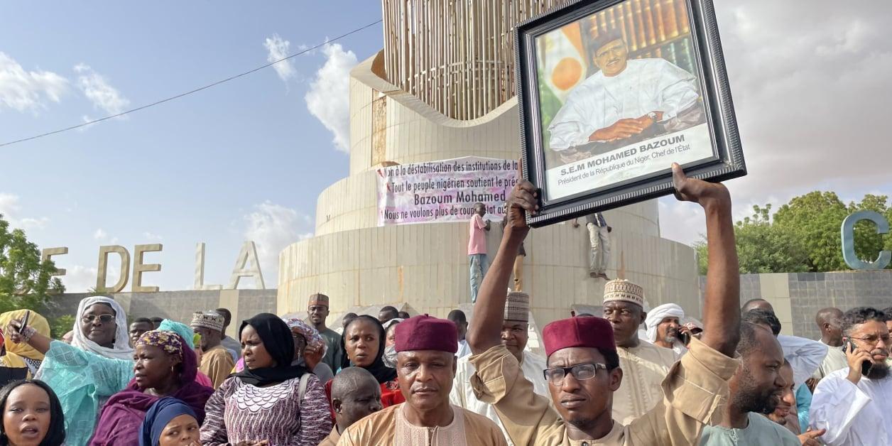 Au Niger, Bazoum reçoit le soutien « indéfectible » de Washington, réunion à Paris Au Niger, Bazoum reçoit le soutien « indéfectible » de Washington, réunion à Paris