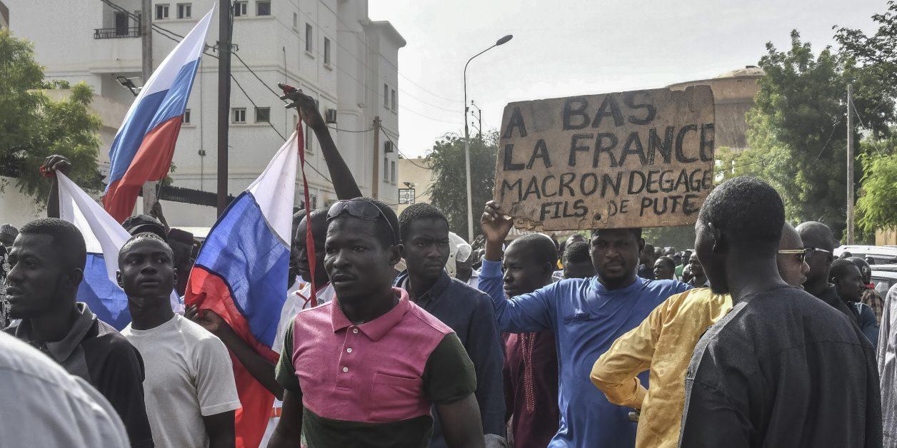 Au Niger, des milliers de manifestants devant l’ambassade de France à Niamey Au Niger, des milliers de manifestants devant l’ambassade de France à Niamey