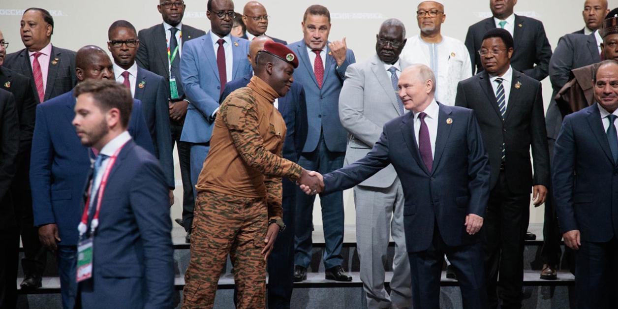 Entre Ibrahim Traoré et Vladimir Poutine, une idylle diplomatique Entre Ibrahim Traoré et Vladimir Poutine, une idylle diplomatique