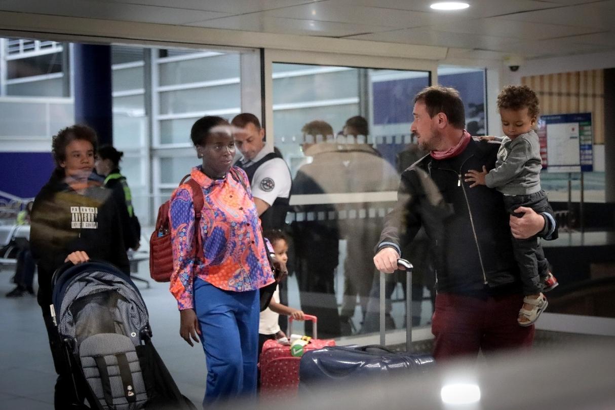 Sereins mais fatigués, les premiers évacués du Niger sont arrivés à Paris Sereins mais fatigués, les premiers évacués du Niger sont arrivés à Paris