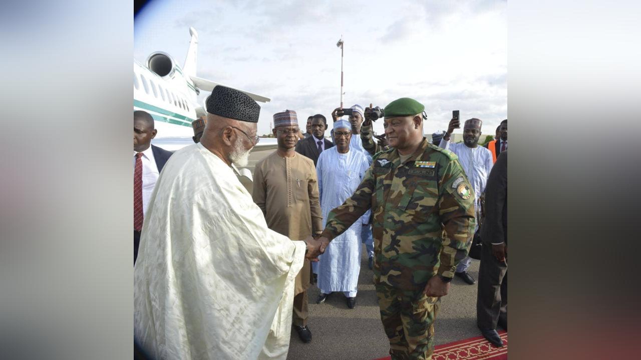 l’ancien Président du Nigéria Abdou Salami à Niamey à la tête d’une délégation de la CEDEAO l’ancien Président du Nigéria Abdou Salami à Niamey à la tête d’une délégation de la CEDEAO