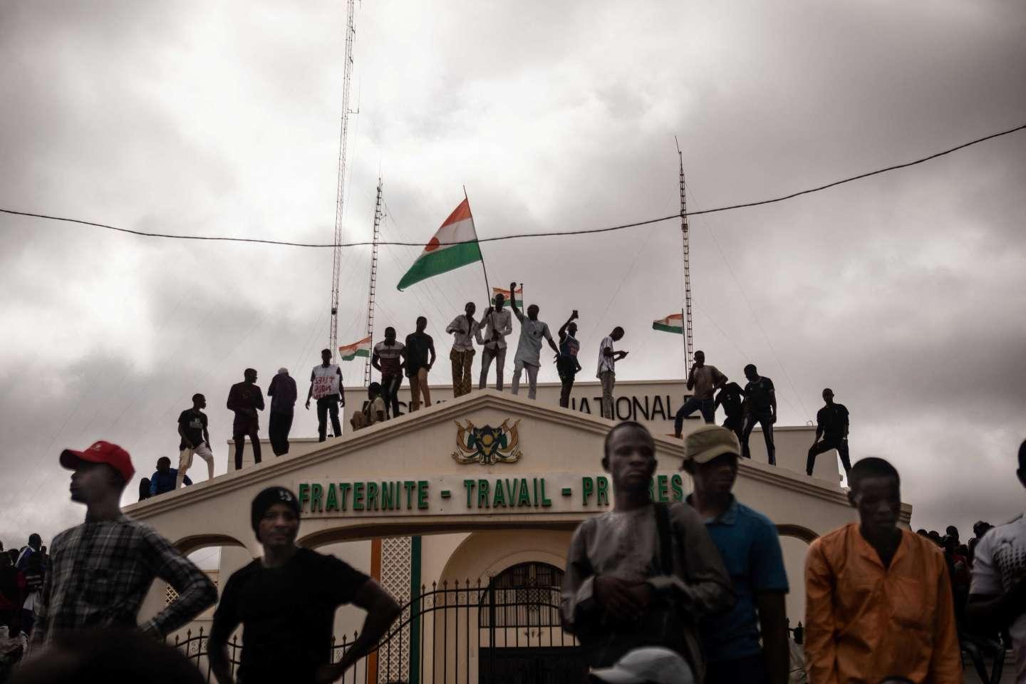 l’ultimatum de la Cedeao touche à sa fin avant une possible intervention militaire l’ultimatum de la Cedeao touche à sa fin avant une possible intervention militaire