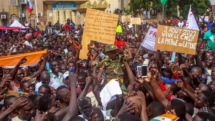 Niamey ferme son espace aérien «face à la menace d’intervention» de la CEDEAO Niamey ferme son espace aérien «face à la menace d’intervention» de la CEDEAO