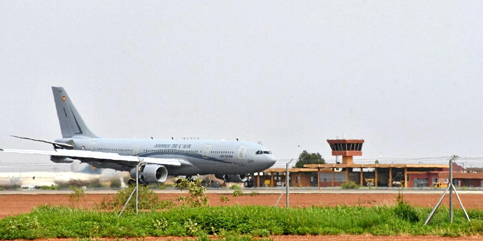 le pays ferme son espace aérien « face à la menace d’intervention qui se précise » le pays ferme son espace aérien « face à la menace d’intervention qui se précise »