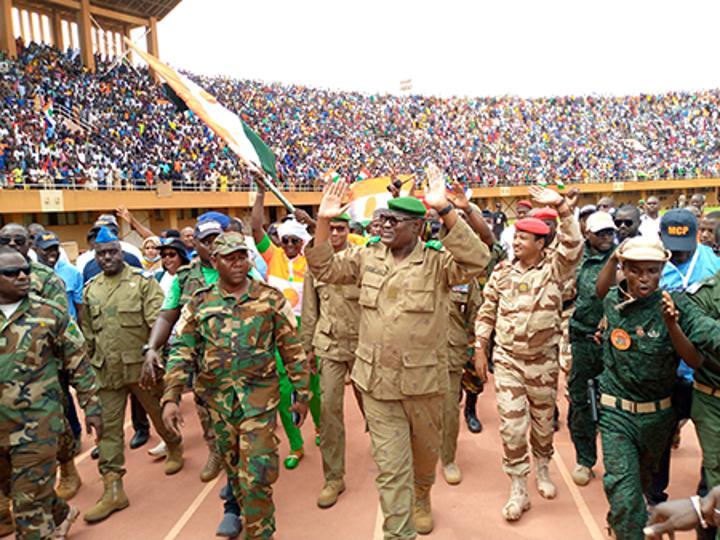 Meeting de soutien au Conseil National pour la Sauvegarde de la Patrie (CNSP) au Stade Général Seyni Kountché : « Le Président du CNSP, le Général de brigade Abdourahamane Tiani me charge de vous dire qu’il ne peut pas arriver à ce niveau et reculer », affirme le Général de Brigade Mohamed Toumba Meeting de soutien au Conseil National pour la Sauvegarde de la Patrie (CNSP) au Stade Général Seyni Kountché : « Le Président du CNSP, le Général de brigade Abdourahamane Tiani me charge de vous dire qu’il ne peut pas arriver à ce niveau et reculer », affirme le Général de Brigade Mohamed Toumba