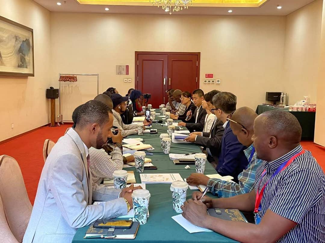 Echange à Beijing sur la coopération sino-africaine entre les diplomates chinois et les journalistes africains Echange à Beijing sur la coopération sino-africaine entre les diplomates chinois et les journalistes africains