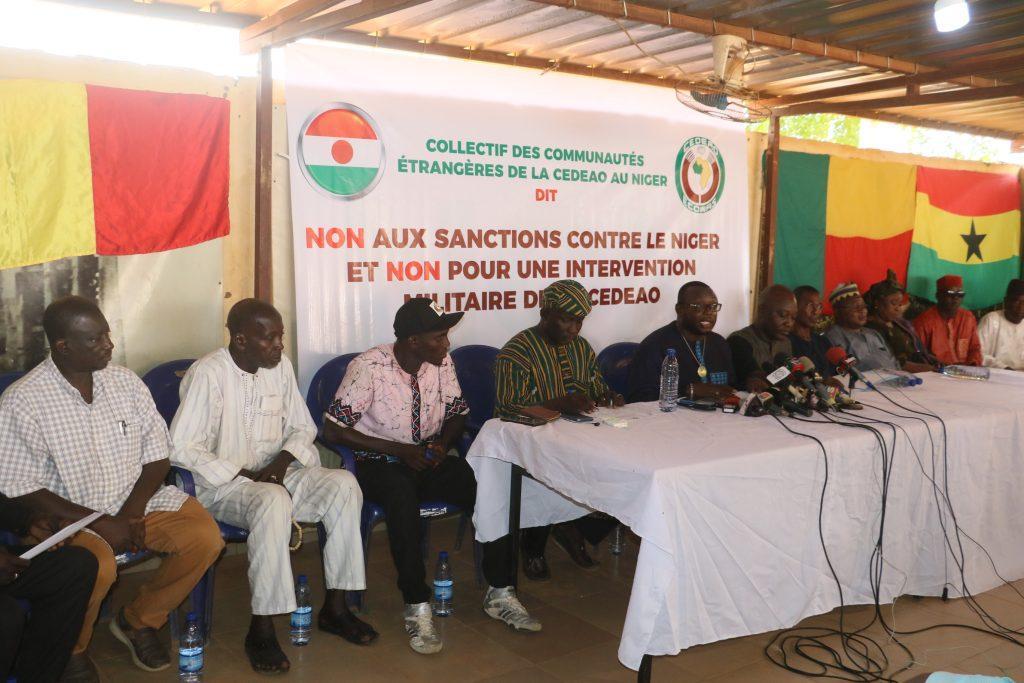 Niamey/Déclaration du Collectif des Communautés Étrangères de la CEDEAO et pays frères au Niger : Le CCEN exprime sa désapprobation des lourdes sanctions prises par la CEDEAO et l’UEMOA contre le Niger Niamey/Déclaration du Collectif des Communautés Étrangères de la CEDEAO et pays frères au Niger : Le CCEN exprime sa désapprobation des lourdes sanctions prises par la CEDEAO et l’UEMOA contre le Niger