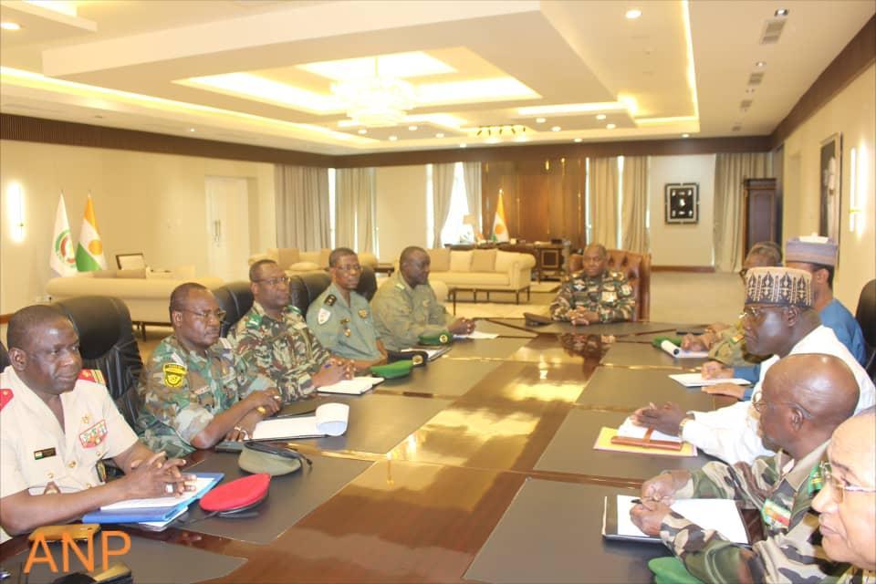 le Président du CNSP, le général de brigade Abdourahamane Tiani rencontre les nouveaux gouverneurs des régions le Président du CNSP, le général de brigade Abdourahamane Tiani rencontre les nouveaux gouverneurs des régions