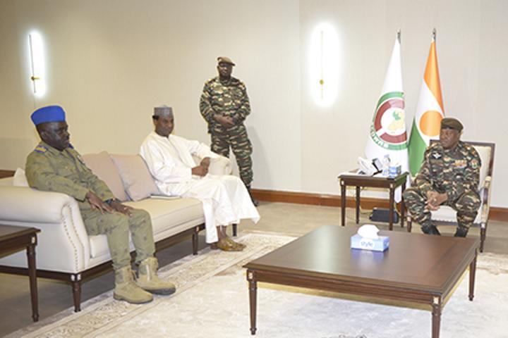 Au Cabinet du Chef de l’Etat : Le Président du CNSP s’est entretenu avec le Premier ministre Ali Mahamane Lamine Zeine Au Cabinet du Chef de l’Etat : Le Président du CNSP s’est entretenu avec le Premier ministre Ali Mahamane Lamine Zeine
