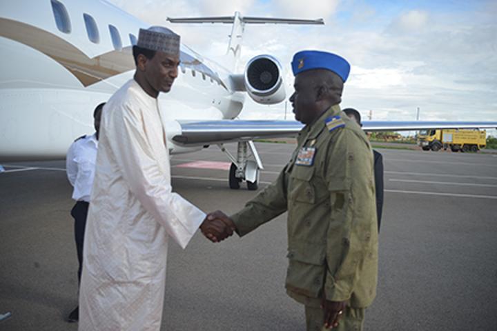 Arrivée du nouveau Premier Ministre de transition : M. Ali Mahamane Lamine Zeine a été accueilli hier à l’aéroport de Niamey Arrivée du nouveau Premier Ministre de transition : M. Ali Mahamane Lamine Zeine a été accueilli hier à l’aéroport de Niamey