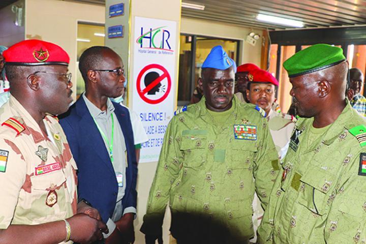 Visite des membres du CNSP au niveau de l’Hôpital Général de Référence : Soutien et réconfort aux éléments des FDS blessés lors de l’attaque du 9 août Visite des membres du CNSP au niveau de l’Hôpital Général de Référence : Soutien et réconfort aux éléments des FDS blessés lors de l’attaque du 9 août