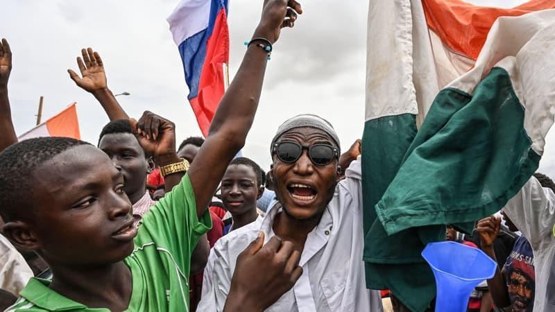 Niger : Des milliers putschistes rassemblés dans le calme près de la base militaire française à Niamey Niger : Des milliers putschistes rassemblés dans le calme près de la base militaire française à Niamey