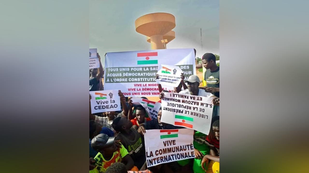 une manifestation pro-Bazoum dispersée par les forces de l’ordre à Niamey une manifestation pro-Bazoum dispersée par les forces de l’ordre à Niamey