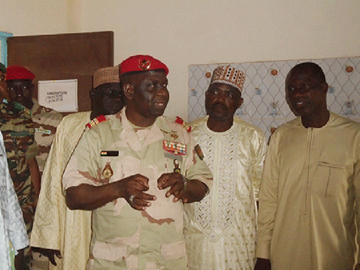 Visite du gouverneur de la région de Tahoua dans les directions régionales : Le Colonel-major Oumarou Tawayé prend le pool des défis des secteurs socio-économiques de la région Visite du gouverneur de la région de Tahoua dans les directions régionales : Le Colonel-major Oumarou Tawayé prend le pool des défis des secteurs socio-économiques de la région